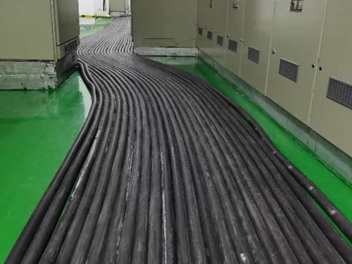 朝阳如何根据理论计算公式计算温度对特定电压测量结果的影响?